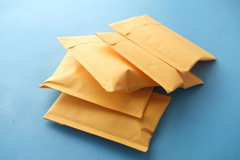 Expédition D'articles Fragiles Avec Des Enveloppes à Bulles