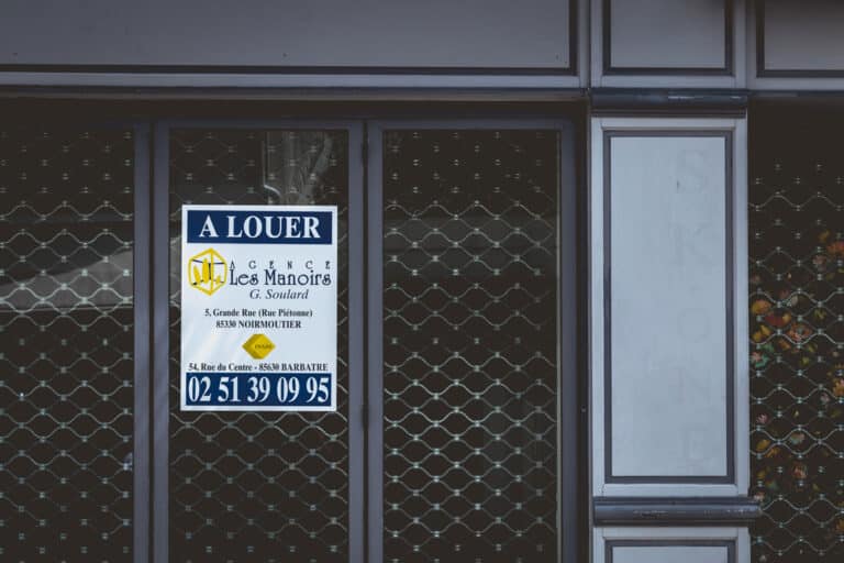 Accrocher Un Panneau Immobilier