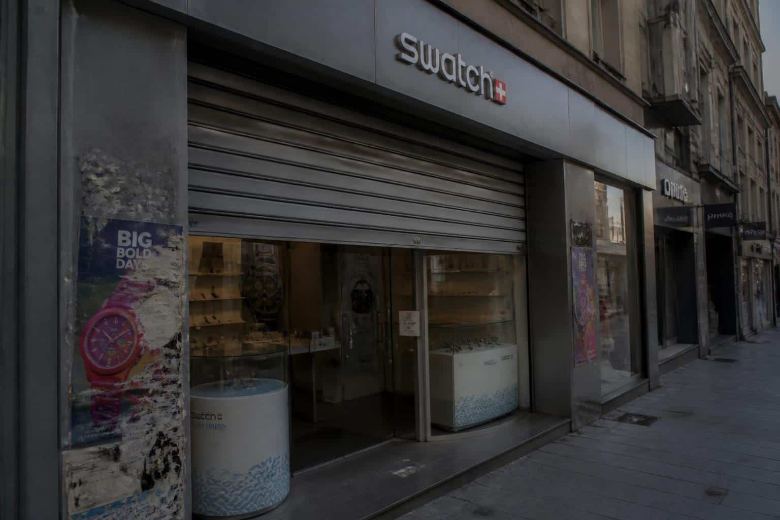 swatch fait face à un revers avec la fermeture de plusieurs boutiques, dont celle de rennes, suite à un lancement marketing raté. découvrez les raisons et les conséquences de cette décision.