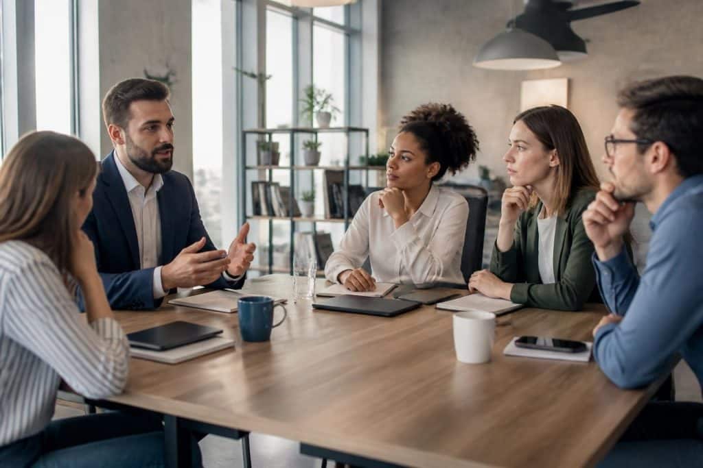 découvrez pourquoi motiver vos employés ne suffit pas toujours et comment identifier les véritables facteurs d'engagement au travail pour améliorer leur performance et satisfaction.